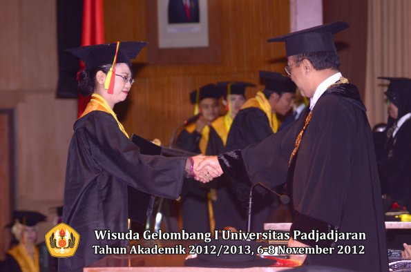 wisuda-unpad-gel-i-ta-2012_2013-fakultas-mipa-oleh-rektor-031