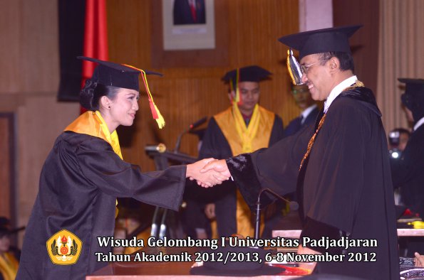 wisuda-unpad-gel-i-ta-2012_2013-fakultas-mipa-oleh-rektor-033