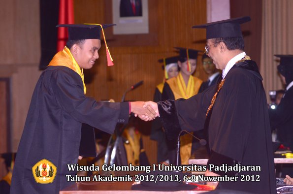 wisuda-unpad-gel-i-ta-2012_2013-fakultas-mipa-oleh-rektor-034