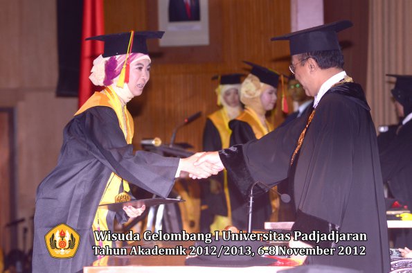 wisuda-unpad-gel-i-ta-2012_2013-fakultas-mipa-oleh-rektor-037