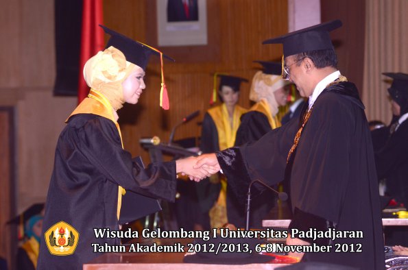 wisuda-unpad-gel-i-ta-2012_2013-fakultas-mipa-oleh-rektor-038