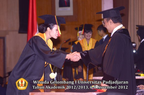 wisuda-unpad-gel-i-ta-2012_2013-fakultas-mipa-oleh-rektor-040