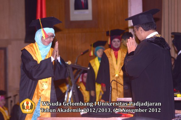 wisuda-unpad-gel-i-ta-2012_2013-fakultas-mipa-oleh-rektor-043