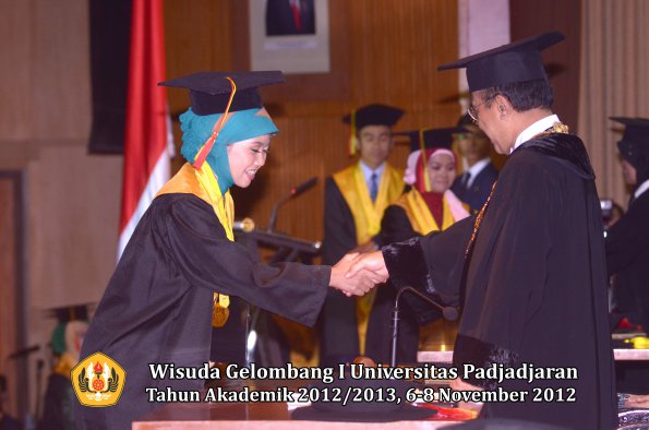 wisuda-unpad-gel-i-ta-2012_2013-fakultas-mipa-oleh-rektor-045