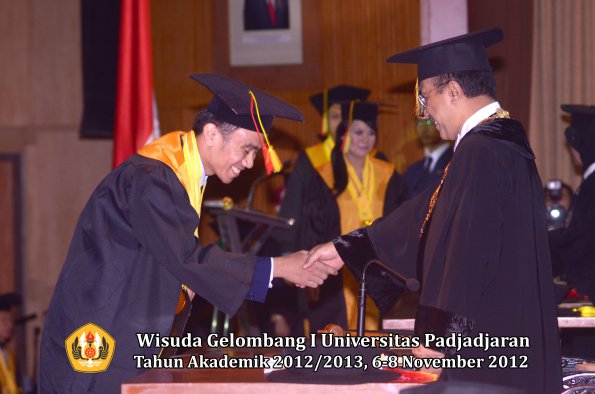 wisuda-unpad-gel-i-ta-2012_2013-fakultas-mipa-oleh-rektor-047