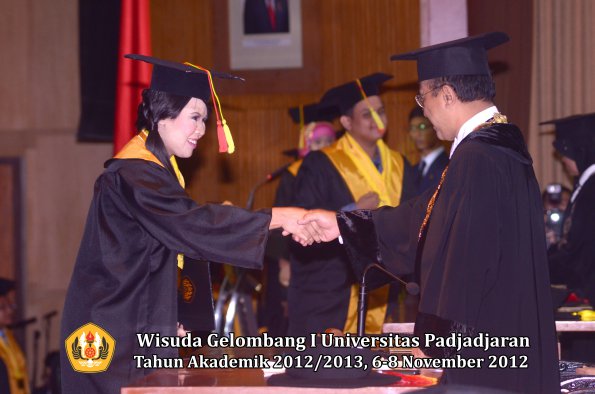 wisuda-unpad-gel-i-ta-2012_2013-fakultas-mipa-oleh-rektor-048