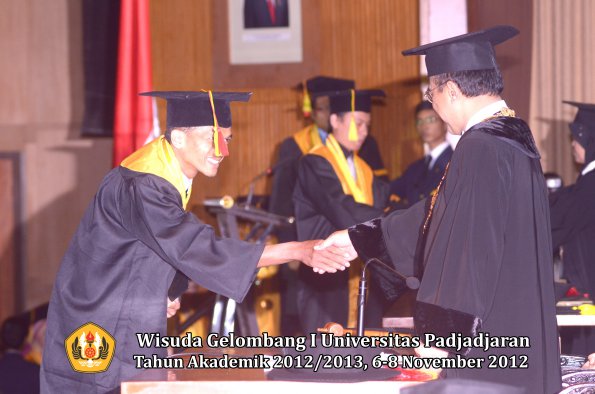 wisuda-unpad-gel-i-ta-2012_2013-fakultas-mipa-oleh-rektor-054