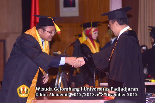 wisuda-unpad-gel-i-ta-2012_2013-fakultas-mipa-oleh-rektor-056