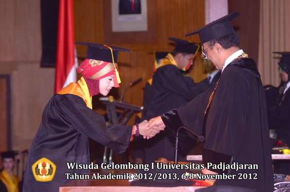 wisuda-unpad-gel-i-ta-2012_2013-fakultas-mipa-oleh-rektor-057