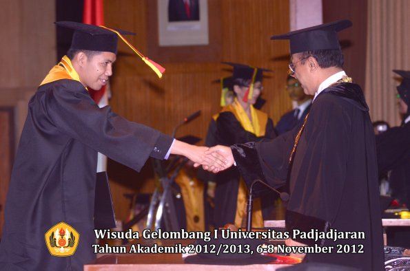 wisuda-unpad-gel-i-ta-2012_2013-fakultas-mipa-oleh-rektor-058