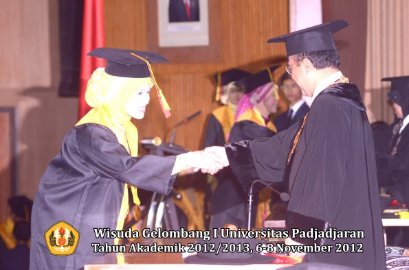 wisuda-unpad-gel-i-ta-2012_2013-fakultas-mipa-oleh-rektor-060