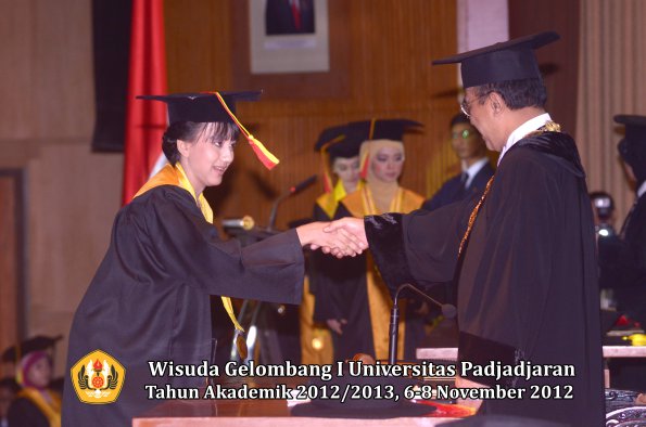 wisuda-unpad-gel-i-ta-2012_2013-fakultas-mipa-oleh-rektor-063