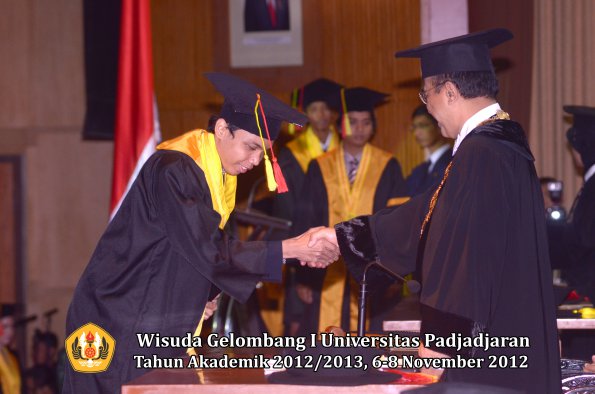 wisuda-unpad-gel-i-ta-2012_2013-fakultas-mipa-oleh-rektor-066