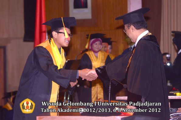 wisuda-unpad-gel-i-ta-2012_2013-fakultas-mipa-oleh-rektor-070