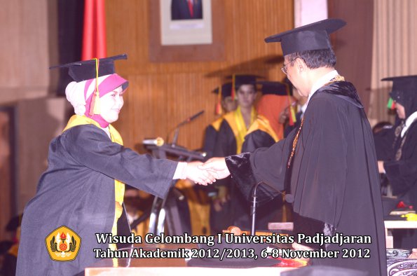 wisuda-unpad-gel-i-ta-2012_2013-fakultas-mipa-oleh-rektor-071