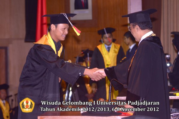 wisuda-unpad-gel-i-ta-2012_2013-fakultas-mipa-oleh-rektor-094