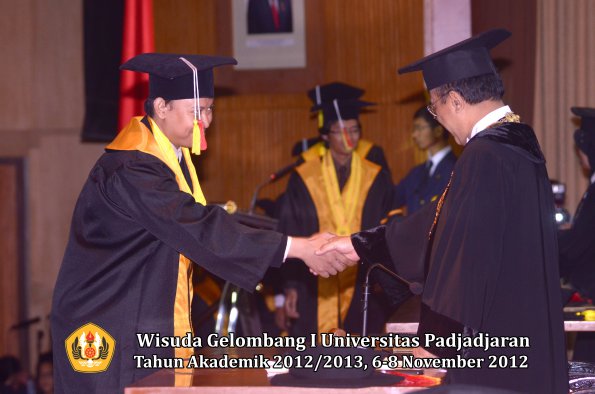 wisuda-unpad-gel-i-ta-2012_2013-fakultas-mipa-oleh-rektor-096