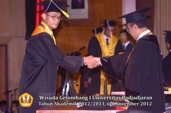 wisuda-unpad-gel-i-ta-2012_2013-fakultas-mipa-oleh-rektor-098