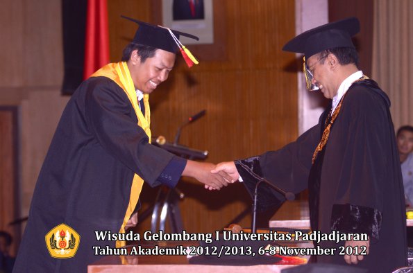 wisuda-unpad-gel-i-ta-2012_2013-fakultas-mipa-oleh-rektor-102