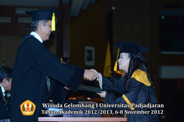 wisuda-unpad-gel-i-ta-2012_2013-fakultas-ekonomi-dan-bisnis-oleh-dekan-089