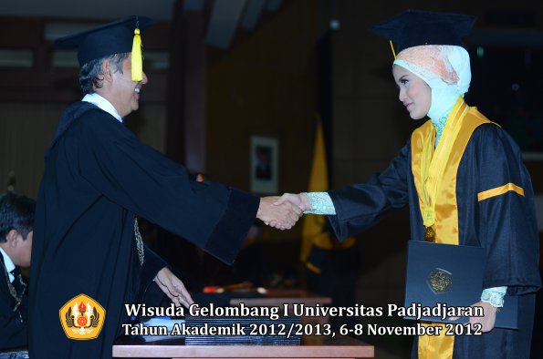 wisuda-unpad-gel-i-ta-2012_2013-fakultas-ekonomi-dan-bisnis-oleh-dekan-090