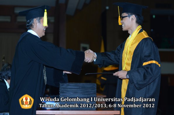 wisuda-unpad-gel-i-ta-2012_2013-fakultas-ekonomi-dan-bisnis-oleh-dekan-105