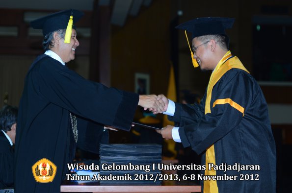 wisuda-unpad-gel-i-ta-2012_2013-fakultas-ekonomi-dan-bisnis-oleh-dekan-111