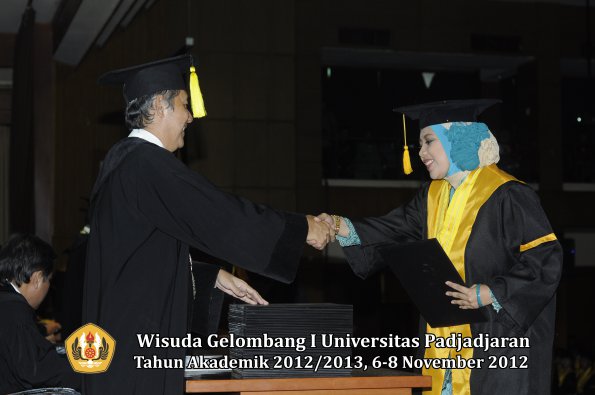 wisuda-unpad-gel-i-ta-2012_2013-fakultas-ekonomi-dan-bisnis-oleh-dekan-112