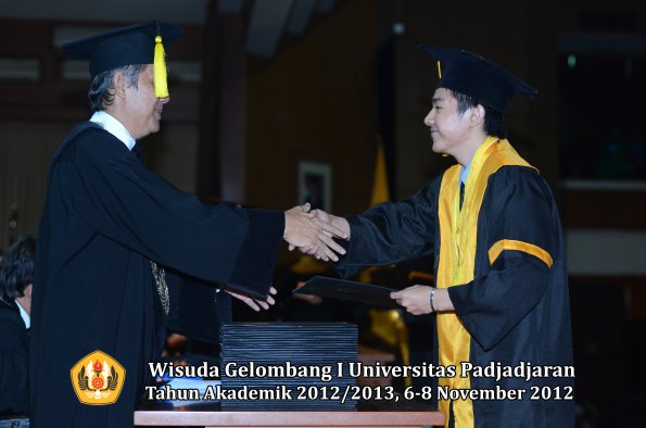 wisuda-unpad-gel-i-ta-2012_2013-fakultas-ekonomi-dan-bisnis-oleh-dekan-113