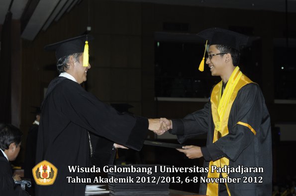 wisuda-unpad-gel-i-ta-2012_2013-fakultas-ekonomi-dan-bisnis-oleh-dekan-119