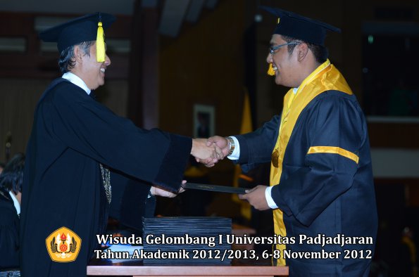 wisuda-unpad-gel-i-ta-2012_2013-fakultas-ekonomi-dan-bisnis-oleh-dekan-120