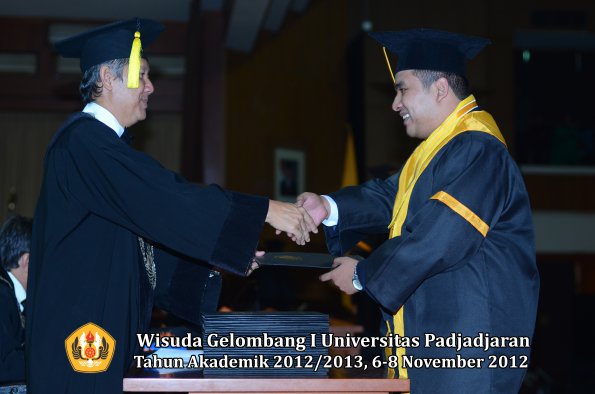 wisuda-unpad-gel-i-ta-2012_2013-fakultas-ekonomi-dan-bisnis-oleh-dekan-122