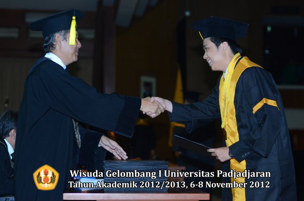 wisuda-unpad-gel-i-ta-2012_2013-fakultas-ekonomi-dan-bisnis-oleh-dekan-123