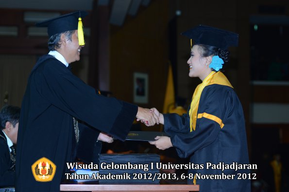 wisuda-unpad-gel-i-ta-2012_2013-fakultas-ekonomi-dan-bisnis-oleh-dekan-124