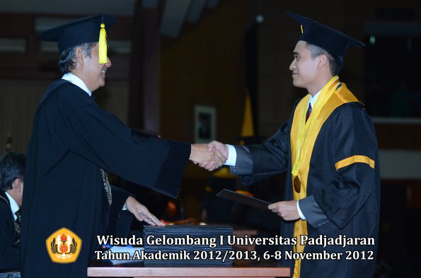 wisuda-unpad-gel-i-ta-2012_2013-fakultas-ekonomi-dan-bisnis-oleh-dekan-126