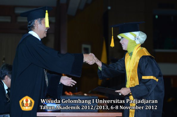 wisuda-unpad-gel-i-ta-2012_2013-fakultas-ekonomi-dan-bisnis-oleh-dekan-128