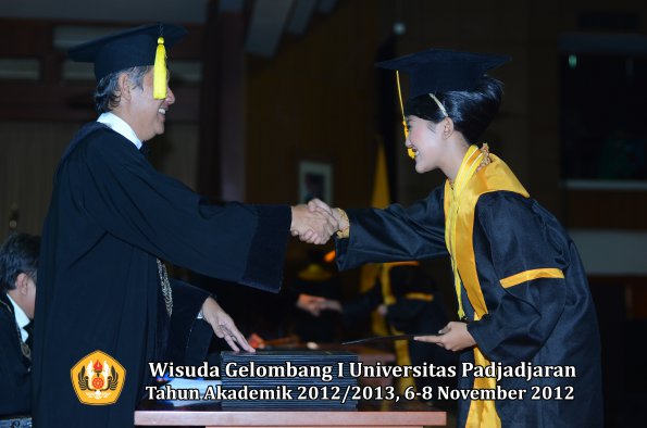 wisuda-unpad-gel-i-ta-2012_2013-fakultas-ekonomi-dan-bisnis-oleh-dekan-129