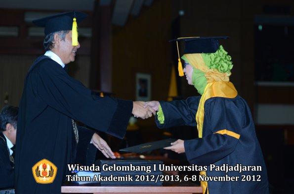 wisuda-unpad-gel-i-ta-2012_2013-fakultas-ekonomi-dan-bisnis-oleh-dekan-130