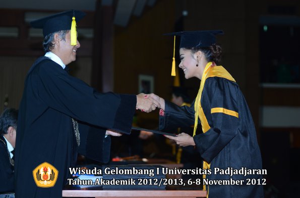 wisuda-unpad-gel-i-ta-2012_2013-fakultas-ekonomi-dan-bisnis-oleh-dekan-132