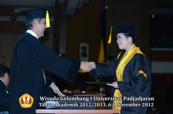 wisuda-unpad-gel-i-ta-2012_2013-fakultas-ekonomi-dan-bisnis-oleh-dekan-134