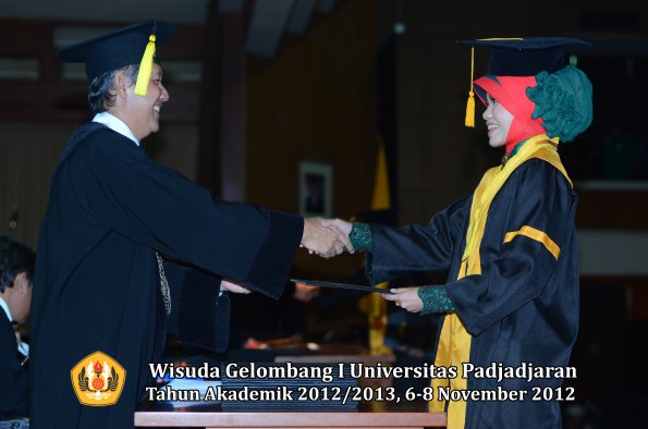 wisuda-unpad-gel-i-ta-2012_2013-fakultas-ekonomi-dan-bisnis-oleh-dekan-135