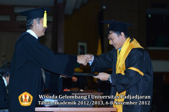 wisuda-unpad-gel-i-ta-2012_2013-fakultas-ekonomi-dan-bisnis-oleh-dekan-137