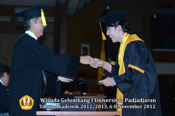 wisuda-unpad-gel-i-ta-2012_2013-fakultas-ekonomi-dan-bisnis-oleh-dekan-139