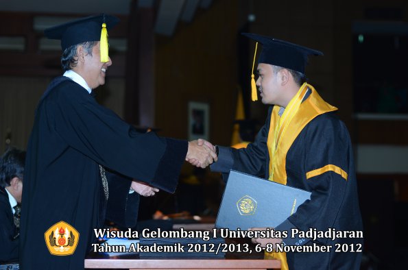 wisuda-unpad-gel-i-ta-2012_2013-fakultas-ekonomi-dan-bisnis-oleh-dekan-140