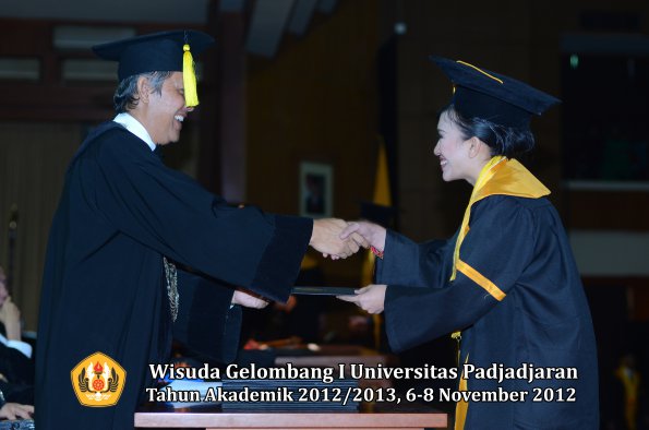 wisuda-unpad-gel-i-ta-2012_2013-fakultas-ekonomi-dan-bisnis-oleh-dekan-141