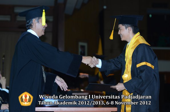 wisuda-unpad-gel-i-ta-2012_2013-fakultas-ekonomi-dan-bisnis-oleh-dekan-142