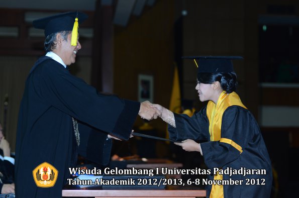 wisuda-unpad-gel-i-ta-2012_2013-fakultas-ekonomi-dan-bisnis-oleh-dekan-143