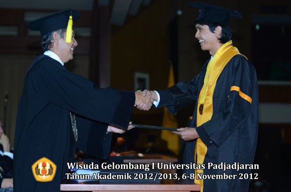 wisuda-unpad-gel-i-ta-2012_2013-fakultas-ekonomi-dan-bisnis-oleh-dekan-144