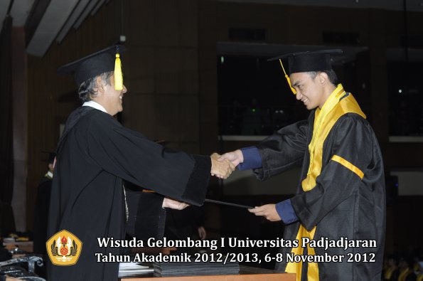 wisuda-unpad-gel-i-ta-2012_2013-fakultas-ekonomi-dan-bisnis-oleh-dekan-145