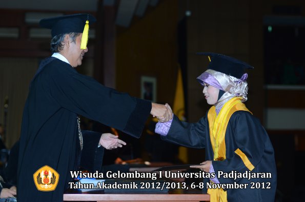 wisuda-unpad-gel-i-ta-2012_2013-fakultas-ekonomi-dan-bisnis-oleh-dekan-146